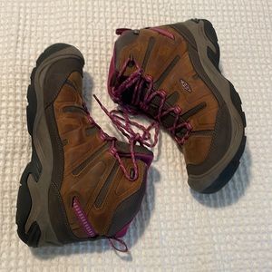 Keen womens Circadia Waterproof Boot Size 8.5 Syrup/Boysenberry